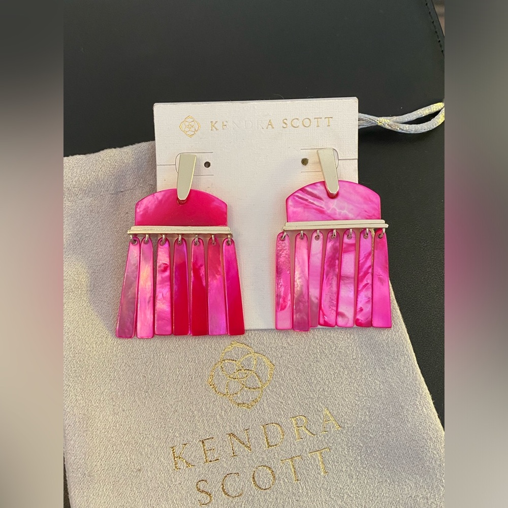 New Kendra Scott Layne magenta mother of Pearl statement earrings